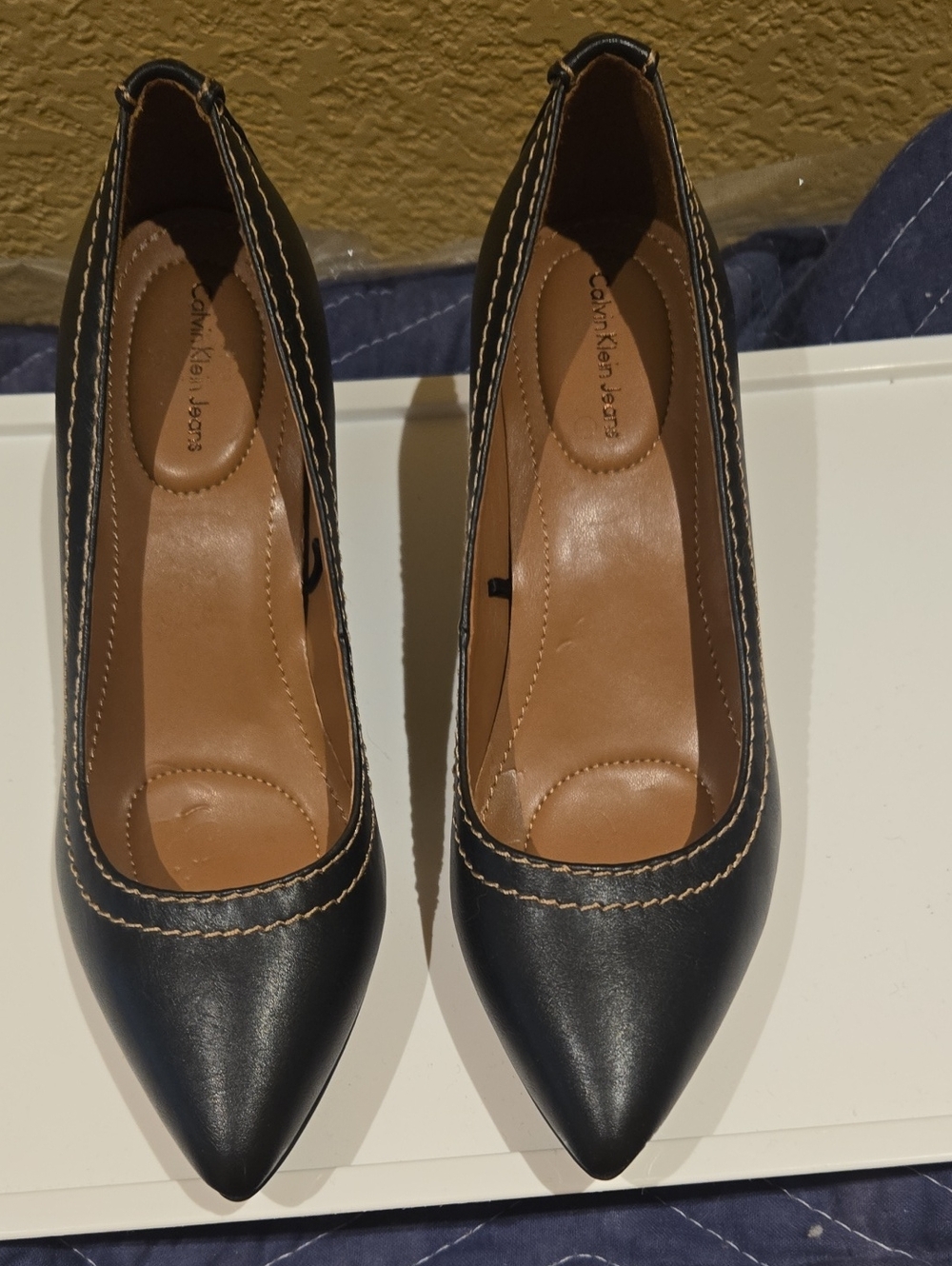 NWOT Calvin Klein Black Pointed-Toe Leather Pumps with Contrast Stitching Size 7
